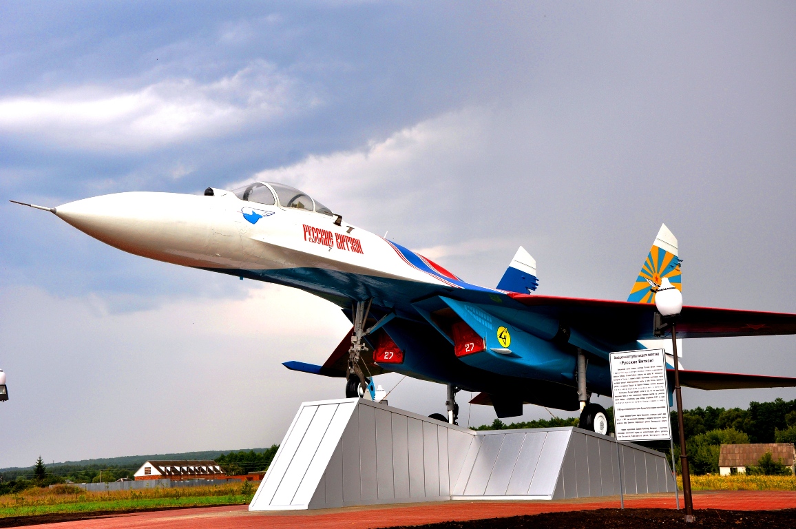 Памятник самолету СУ-27.
