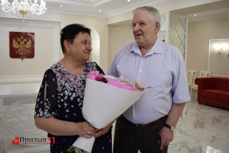 Владимир Переверзев поздравил супругов Левешко из Борисовки с 50-летием семейной жизни.