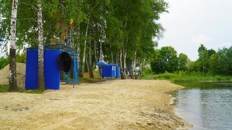 Благоустройство береговой зоны и пляжа завершилось в селе Крюково Борисовского района