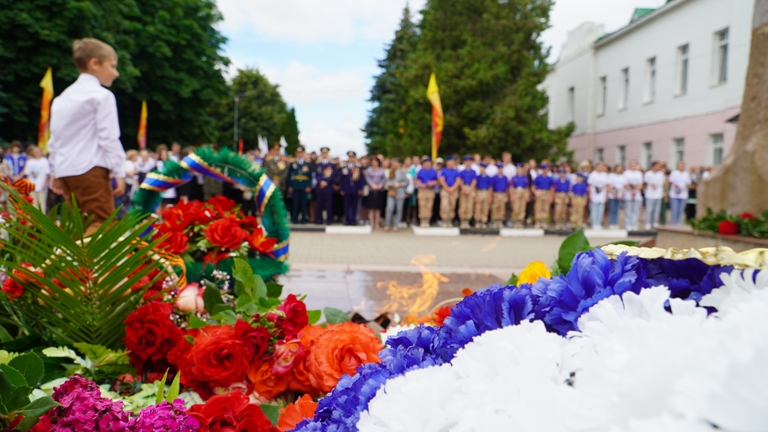 В День памяти и скорби в Борисовке возложили цветы к памятнику Скорбящей матери