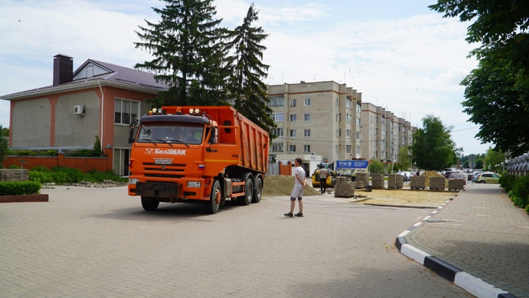 Стартовали работы по благоустройству центральной площади поселка Борисовка.