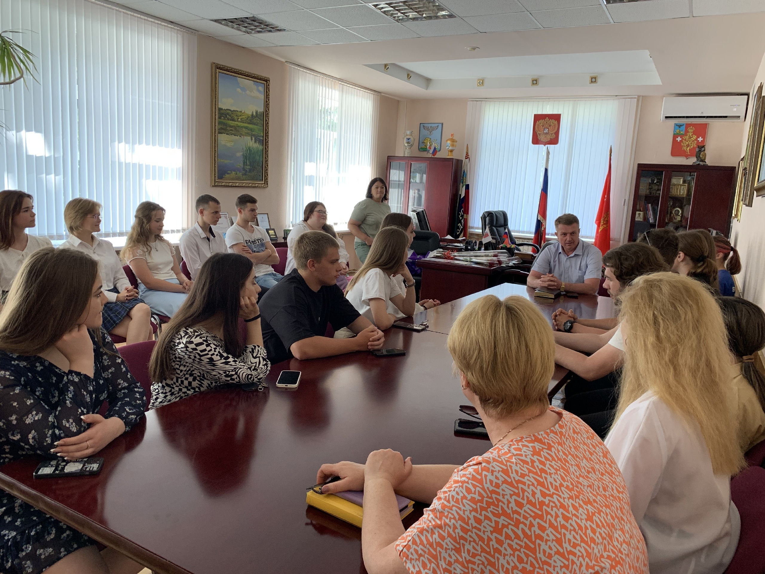 В преддверии Дня молодёжи глава администрации района Владимир Переверзев встретился с членами местного отделения РСМ.