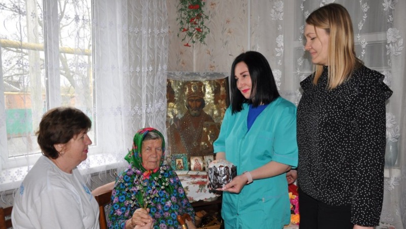 одиноких граждан Борисовского района получили  пасхальные куличи.