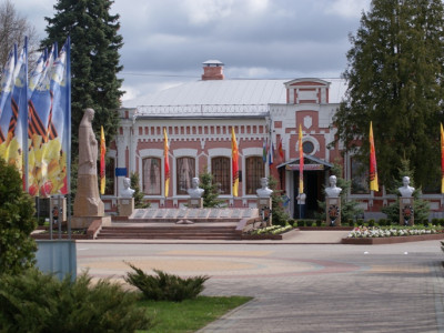 Центральная площадь, парк культуры и отдыха в поселке Борисовка.