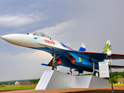 Памятник самолёту-истребителю СУ-27.