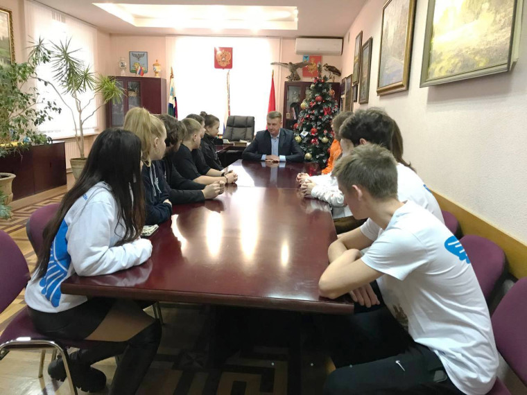 Первый заместитель главы администрации района Владимир Переверзев встретился с молодежью.