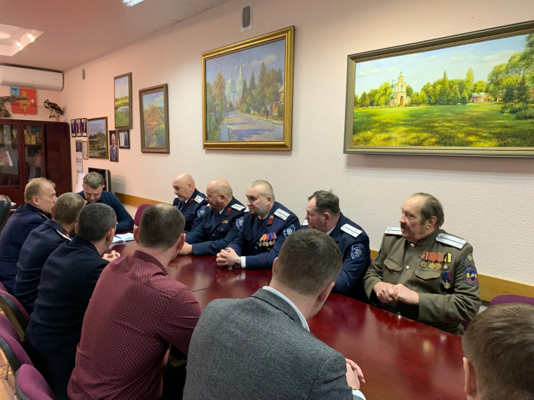 Первый заместитель главы администрации района Владимир Переверзев встретился с казаками.