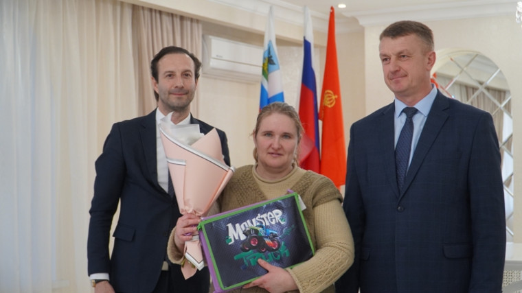 Вручение ключей от домов многодетным семьям Борисовского района.