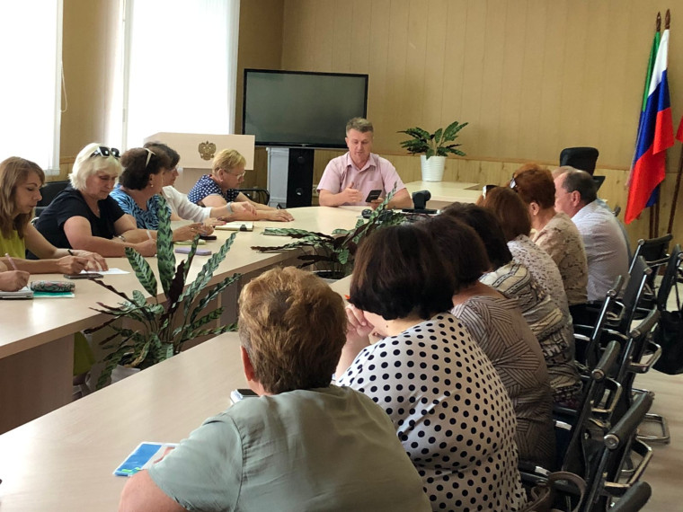 Глава администрации Борисовского района В.И. Переверзев встретился с представителями профсоюза.