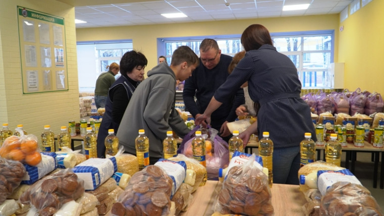 В Борисовском агромеханическом техникуме начали выдавать продуктовые наборы.