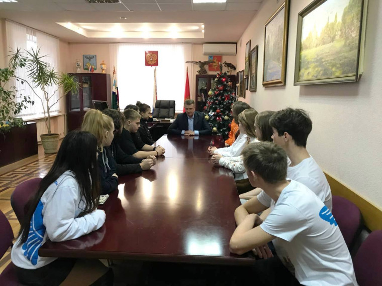 Первый заместитель главы администрации района Владимир Переверзев встретился с молодежью.