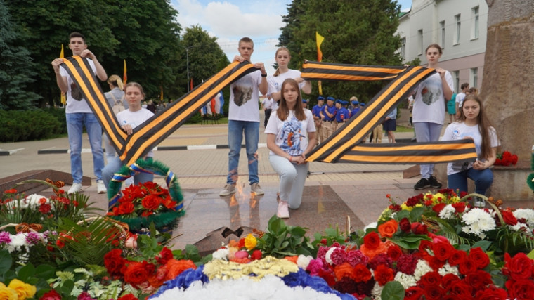 Возложение цветов к памятнику Скорбящей матеои.