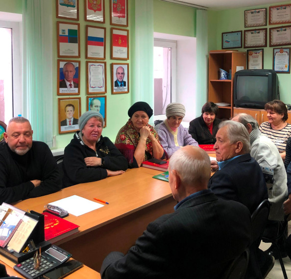 Первый заместитель главы администрации района Владимир Переверзев встретился с ветеранами.