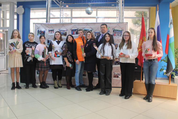 Поздравление председателя Борисовской ТИК  Вашуры В.Н. на торжественном вручении паспортов юным жительницам Борисовского района.