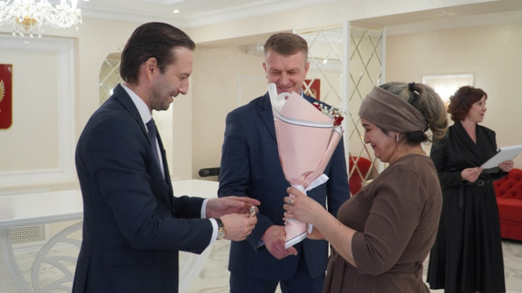 Вручение ключей от домов многодетным семьям Борисовского района.