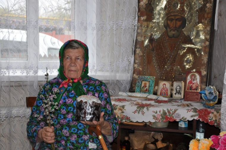 одиноких граждан Борисовского района получили  пасхальные куличи.
