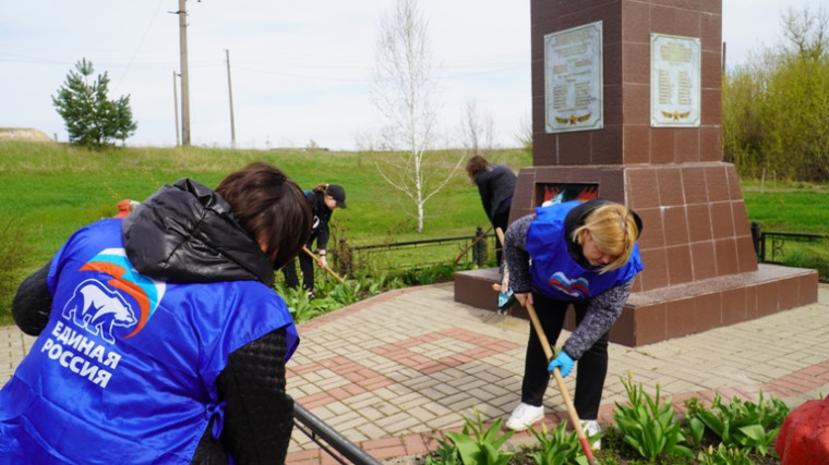 Проводится санитарная уборка и текущий ремонт постаментов памятников советским воинам, погибшим в годы Великой Отечественной войны.