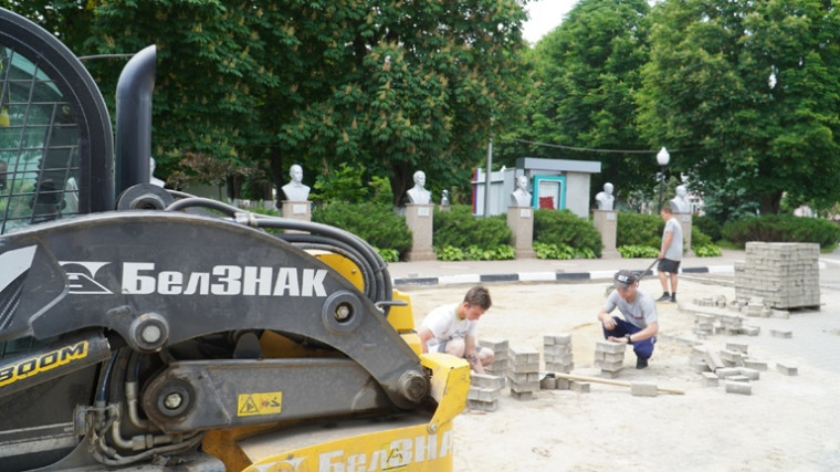 Стартовали работы по благоустройству центральной площади поселка Борисовка.
