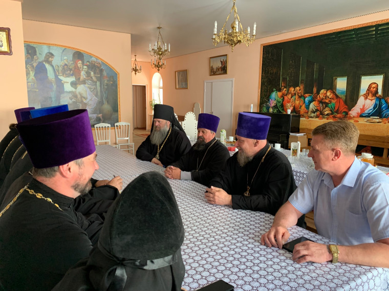 Глава администрации Борисовского района Владимир Переверзев встретился с представителями религиозных организаций района.