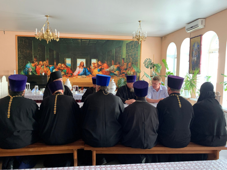 Глава администрации Борисовского района Владимир Переверзев встретился с представителями религиозных организаций района.