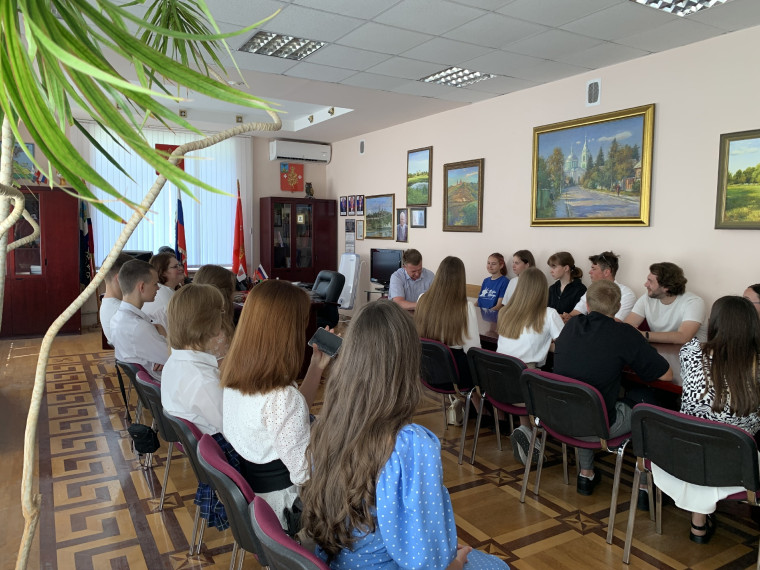 В преддверии Дня молодёжи глава администрации района Владимир Переверзев встретился с членами местного отделения РСМ.
