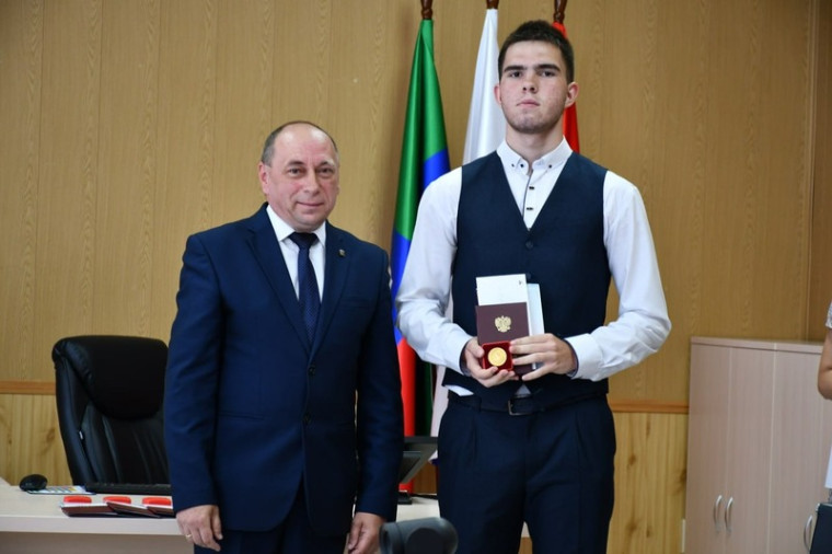 12 борисовских выпускников получили аттестаты с отличием и медали.