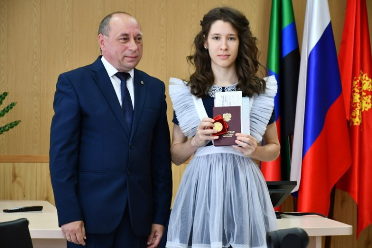 12 борисовских выпускников получили аттестаты с отличием и медали.