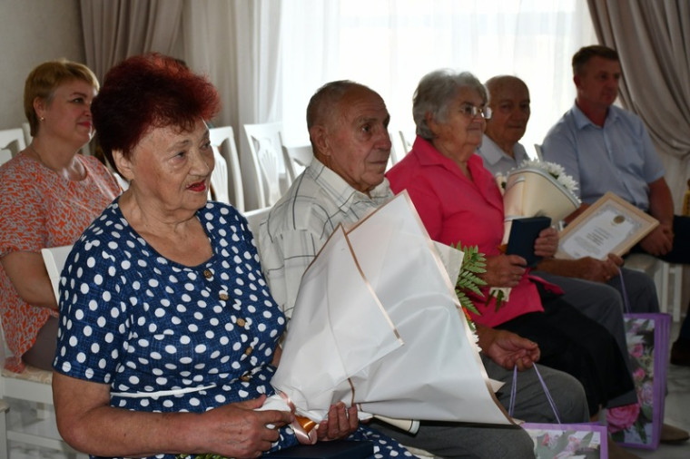Владимир Переверзев вручил борисовским семьям почётные медали «За любовь и верность».