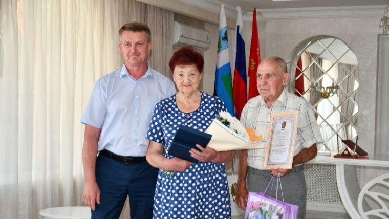 Владимир Переверзев вручил борисовским семьям почётные медали «За любовь и верность».