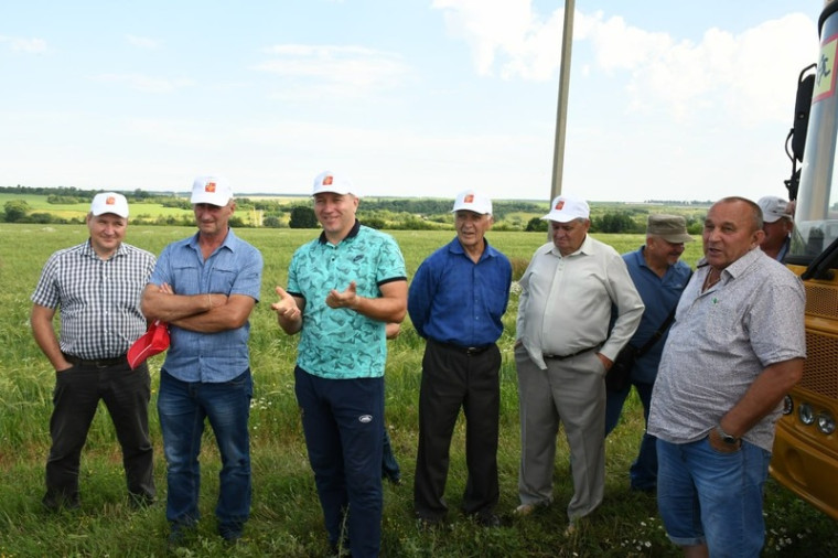 Традиционный объезд полей перед уборочными работами прошёл в Борисовском районе.