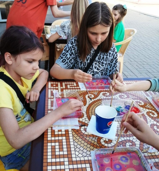 Мастер-класс «Рисование на воде» состоялся на открытой площадке Центра молодежи.