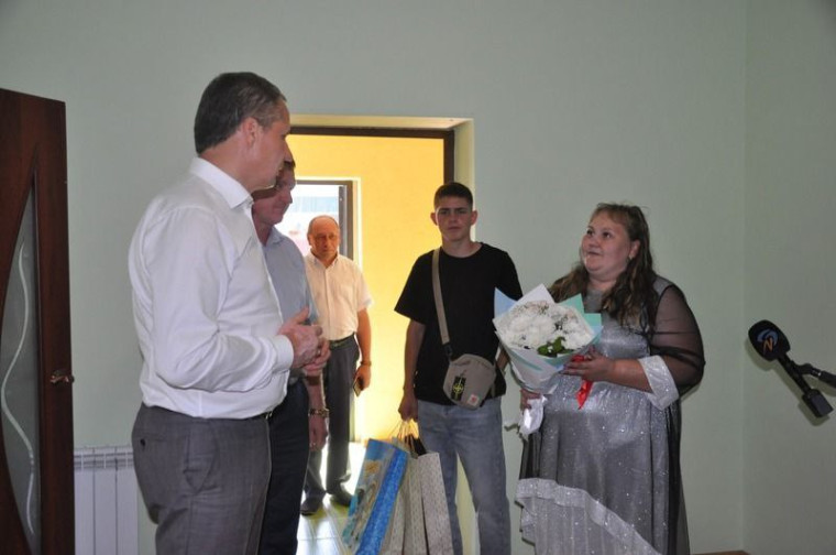 Ключи от нового дома семье Филипповой вручил губернатор Белгородской области Вячеслав Гладков.