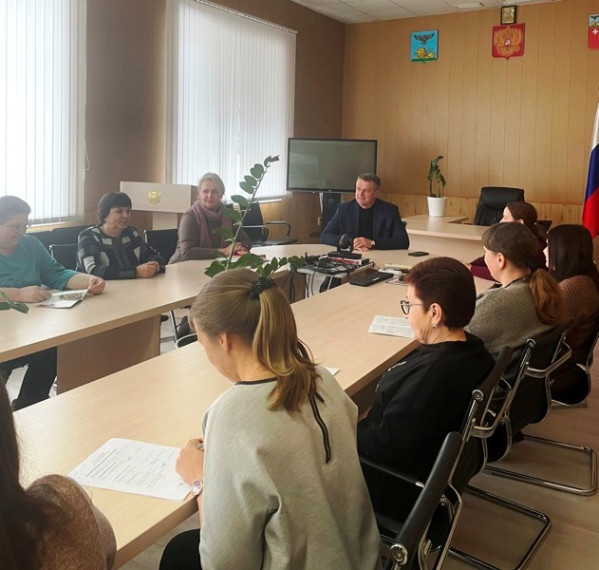 Глава администрации Борисовского района Владимир Переверзев встретился с активом районного женсовета.