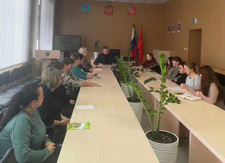 Глава администрации Борисовского района Владимир Переверзев встретился с активом районного женсовета.