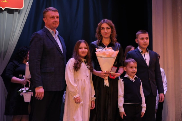 Пять борисовских матерей получили почётный знак «Материнская слава» на празднике ко Дню матери.