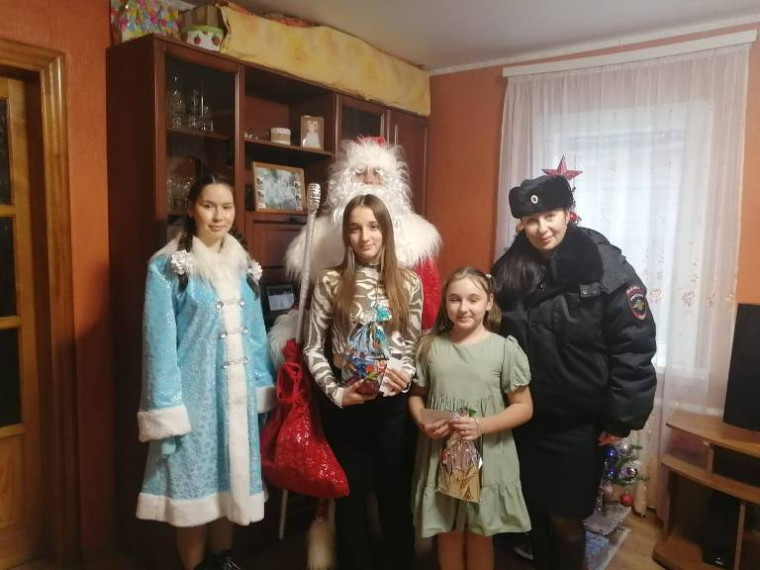 Борисовские полицейские присоединились к Всероссийской благотворительной акции «Полицейский Дед Мороз».