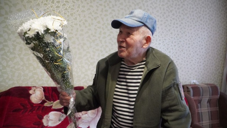Владимир Переверзев поздравил ветерана с Днём защитника Отечества.