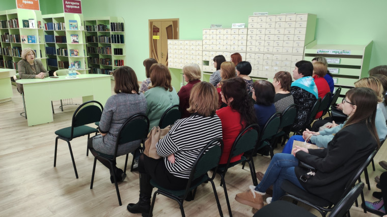 Рожкова Н. П., директор Белгородской государственной универсальной научной библиотеки в рамках рабочего визита посетила Центральную библиотеку Борисовского района.